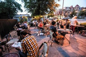 Outdoor dining - cozy 1-bed apartment with secure parking (Washington)