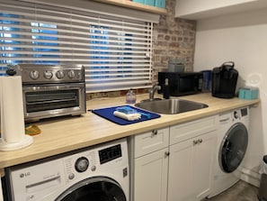 Een koelkast, een magnetron, een oven, een koffiezetapparaat/waterkoker