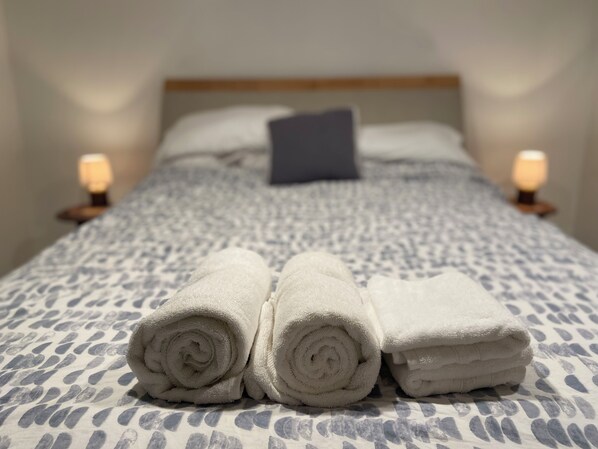 1 bedroom, desk, iron/ironing board, travel cot - cozy 1-bed apartment with secure parking (Washington)