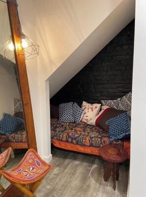 Interior - cozy 1-bed apartment with secure parking (Washington)