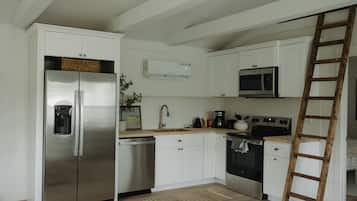 Een koelkast, een microgolfoven, een oven, een kookplaat
