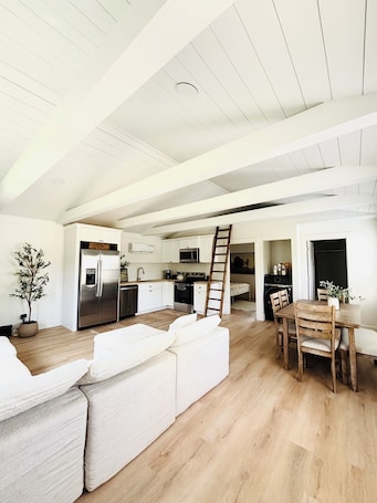 Interior. Charming luxury cottage in the heart of Boiling Springs