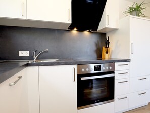 Kjøleskap, ovn, oppvaskmaskin og kjøkkenutstyr