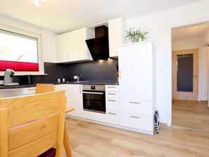 Fridge, oven, dishwasher, cookware/dishes/utensils