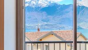 A balcony with a view of snow-capped mountains and a clear blue sky. - Ca' Il Nido by Interhome (Domaso)