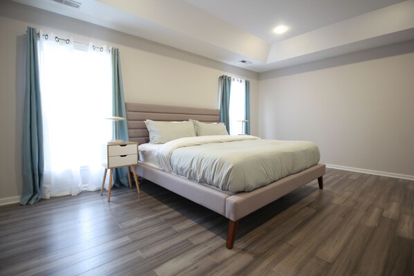 4 bedrooms, iron/ironing board, WiFi, bed sheets