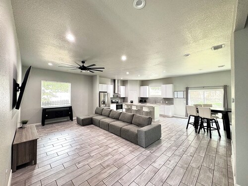 Luxury Modern Home Frost/Freeman/Pearl/Riverwalk