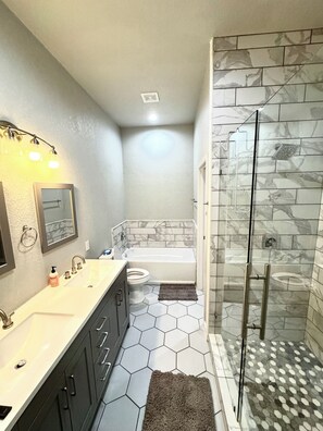 Dutxa, assecador de cabells, tovalloles i sabó