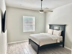 3 dormitoris, escriptori, planxa i posts de planxar i wifi gratuïta