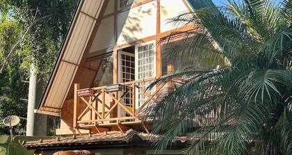 Cozy chalet in harmony with nature in the Tijuca Forest in Rio de Janeiro.