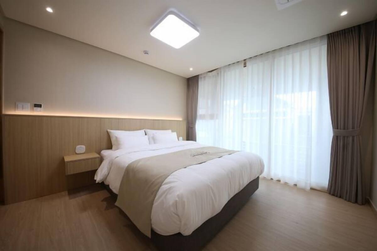 3 Schlafzimmer, hochwertige Bettwaren, Daunenbettdecken