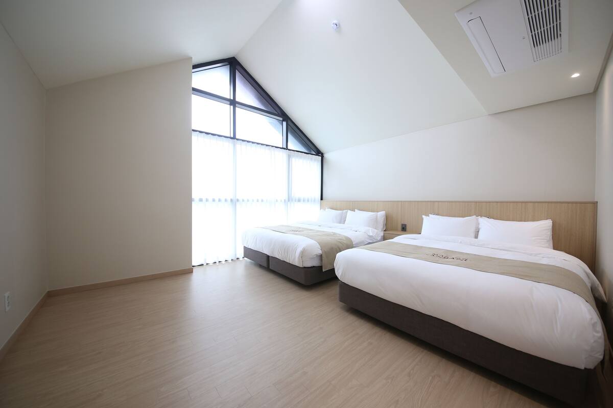 3 bedrooms, premium bedding, down duvets, pillow-top beds