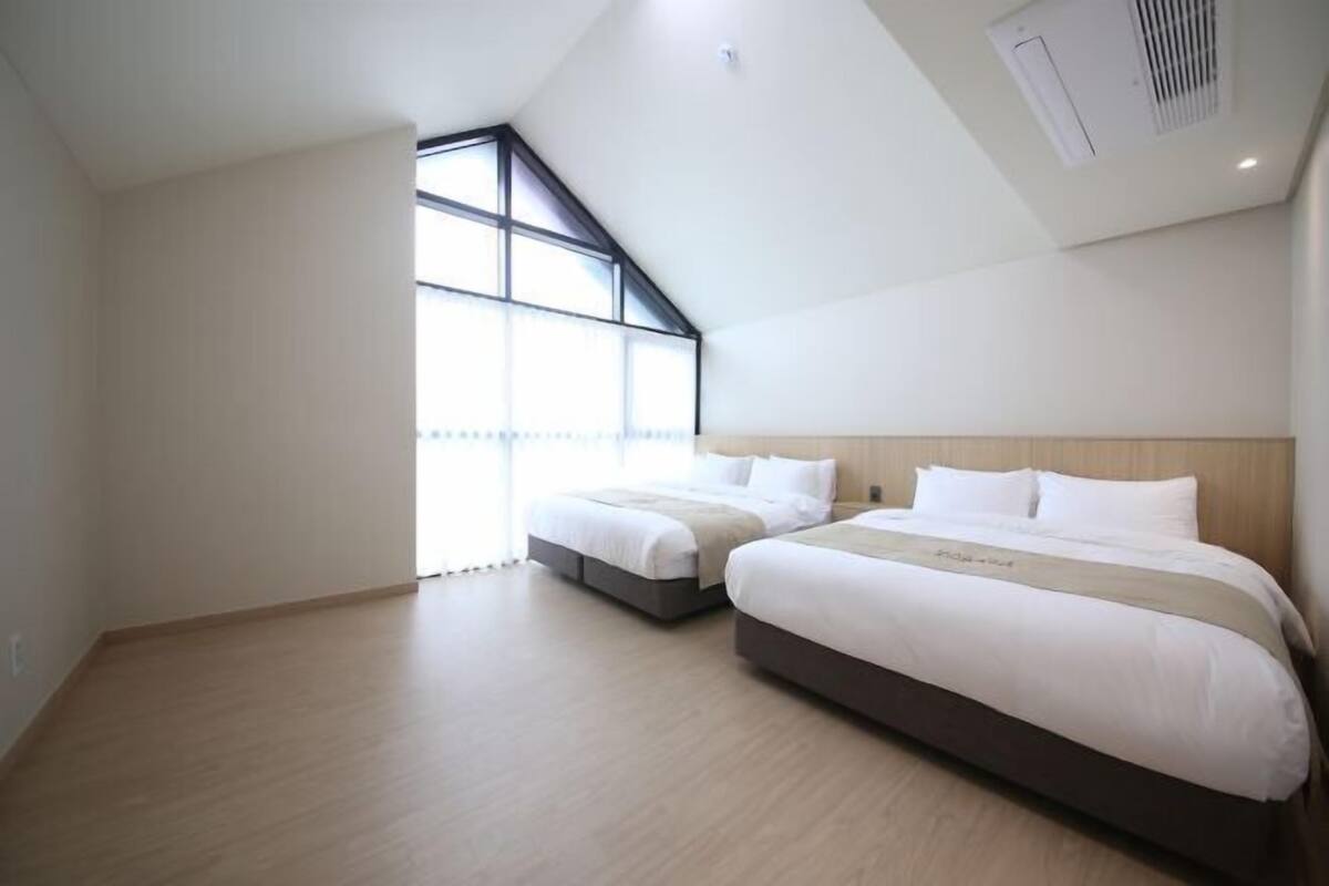 3 Schlafzimmer, hochwertige Bettwaren, Daunenbettdecken