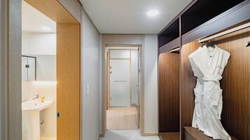 Un baño moderno con lavamanos, espejo y tocador de madera.