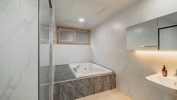 Nhà liên kế phong cách cổ điển, quang cảnh núi | Phòng tắm | Máy sấy tóc, dép đi trong nhà, khăn tắm, xà phòng