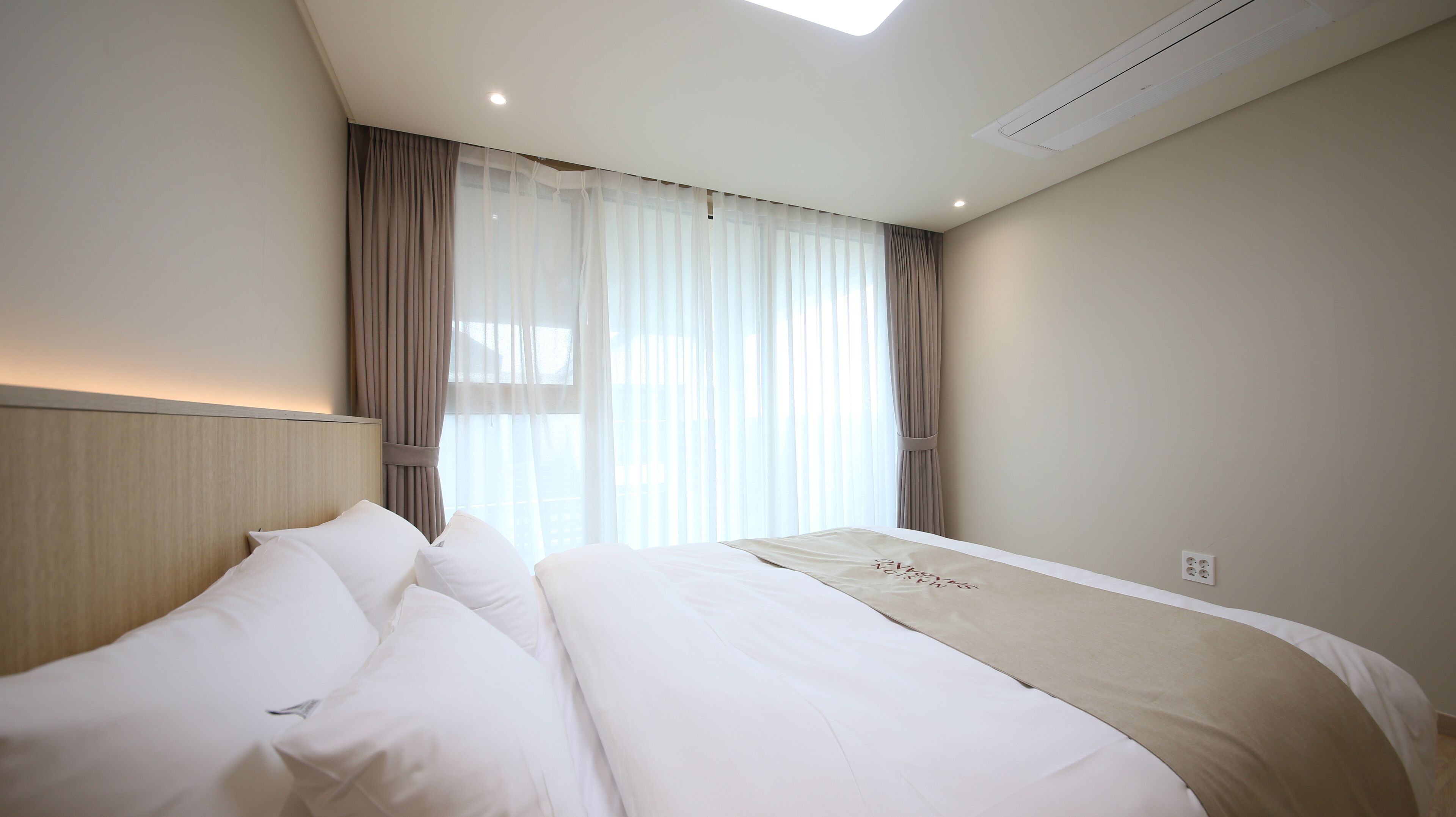 Luxe beddengoed, donsdekens, pillowtop-bedden, verduisterende gordijnen