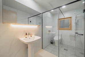 Deluxe Townhome, Ocean View | Bathroom