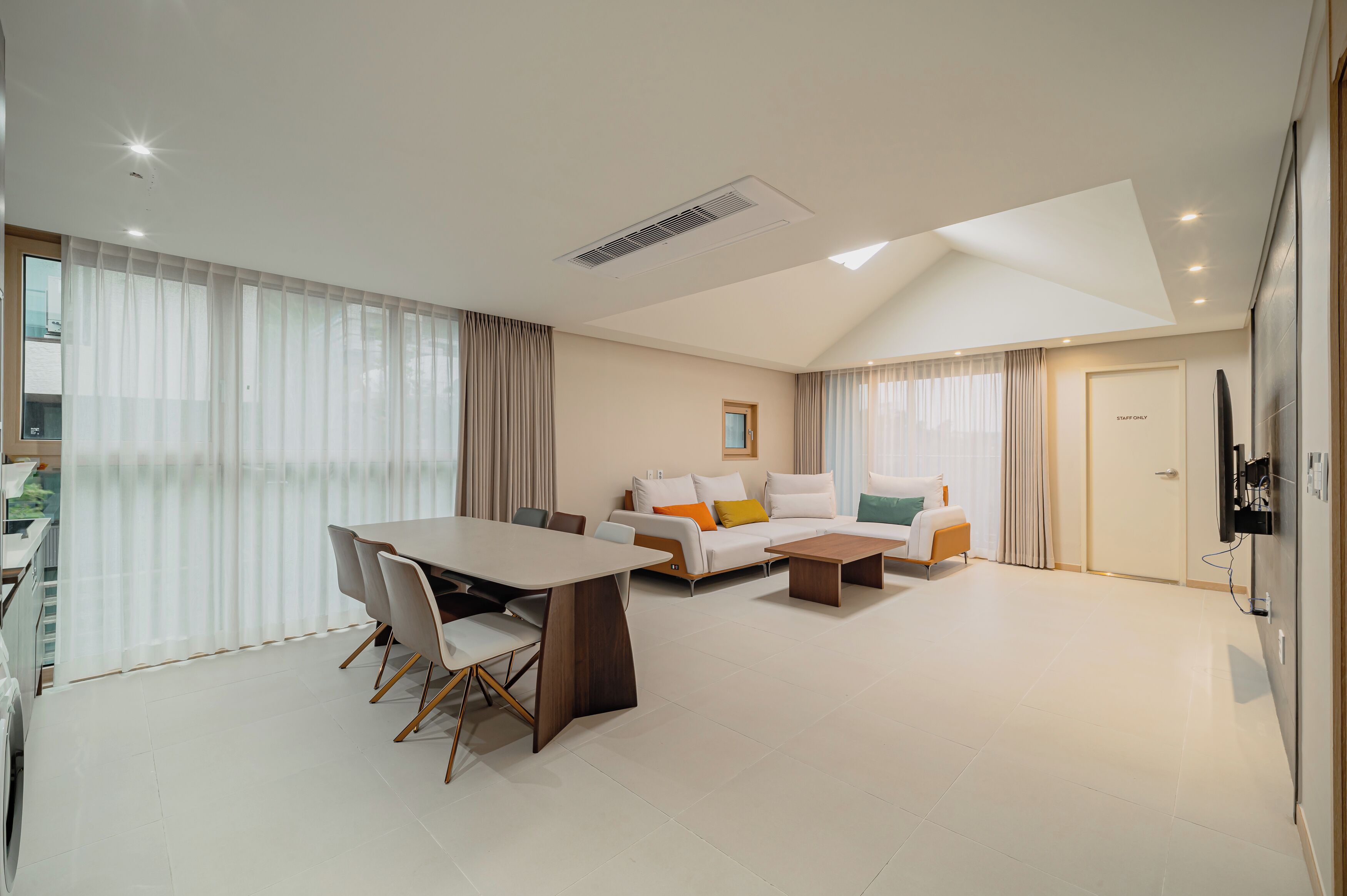 Deluxe resortwoning, uitzicht op zee | Woonruimte | Een 60-inch smart-tv met kabelzenders