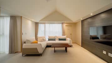 Superior Townhome, Pool View | Living area | 60-inch Smart TV with cable channels