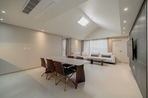 Casa adossada superior, vistes a la piscina | Sala d'estar | Televisor intel·ligent de 60 polzades amb canals per cable