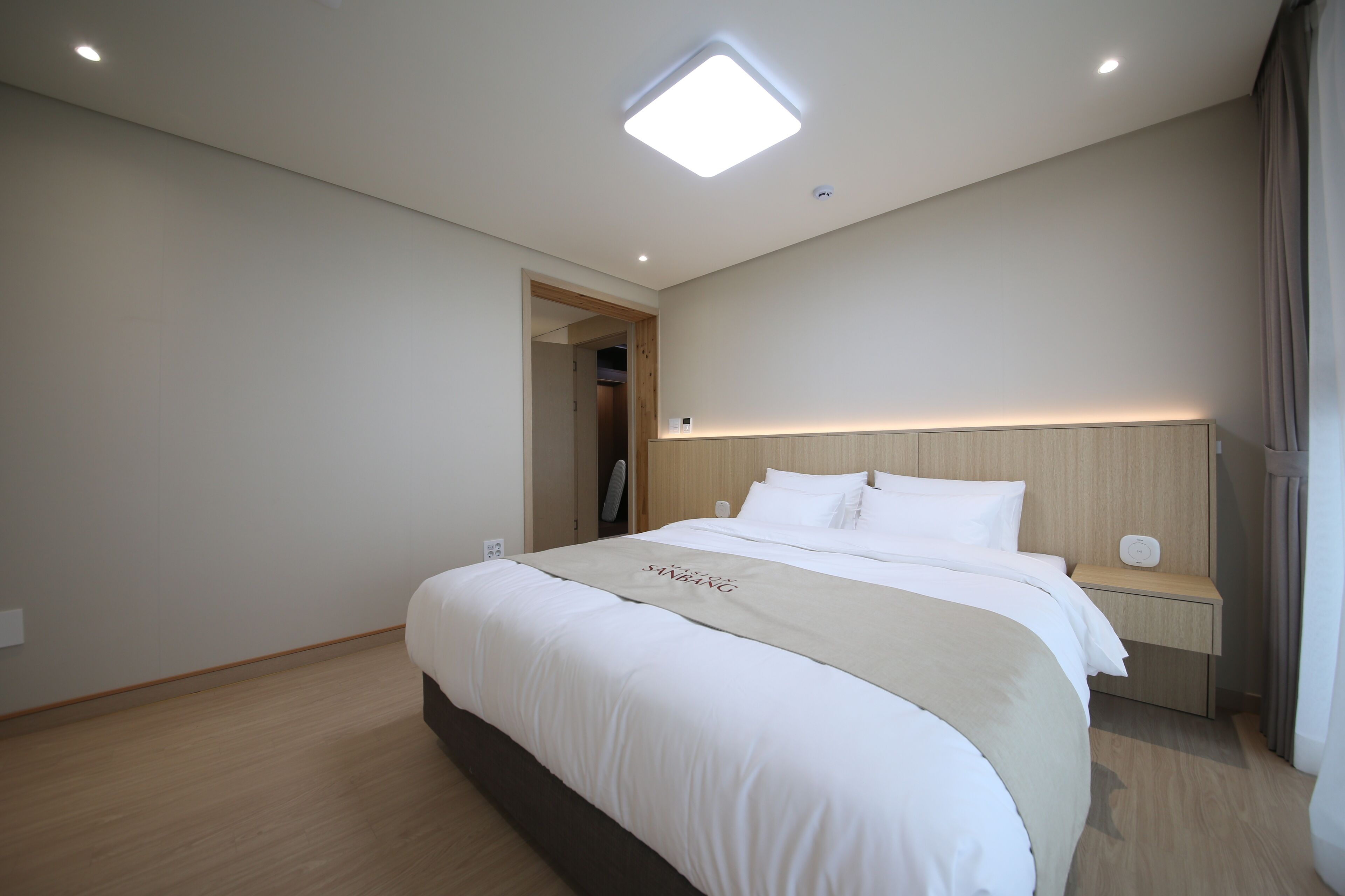 Luxe beddengoed, donsdekens, pillowtop-bedden, verduisterende gordijnen