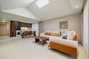 Townhouse – deluxe, havutsikt | Oppholdsområde | En 60-tommers smart-TV med kabel-kanaler