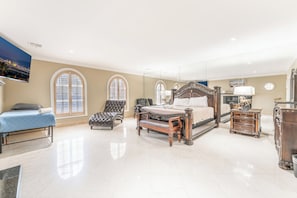 8 bedrooms, desk, iron/ironing board, travel cot