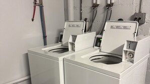 Een wasserette met twee voorladers en een boiler.