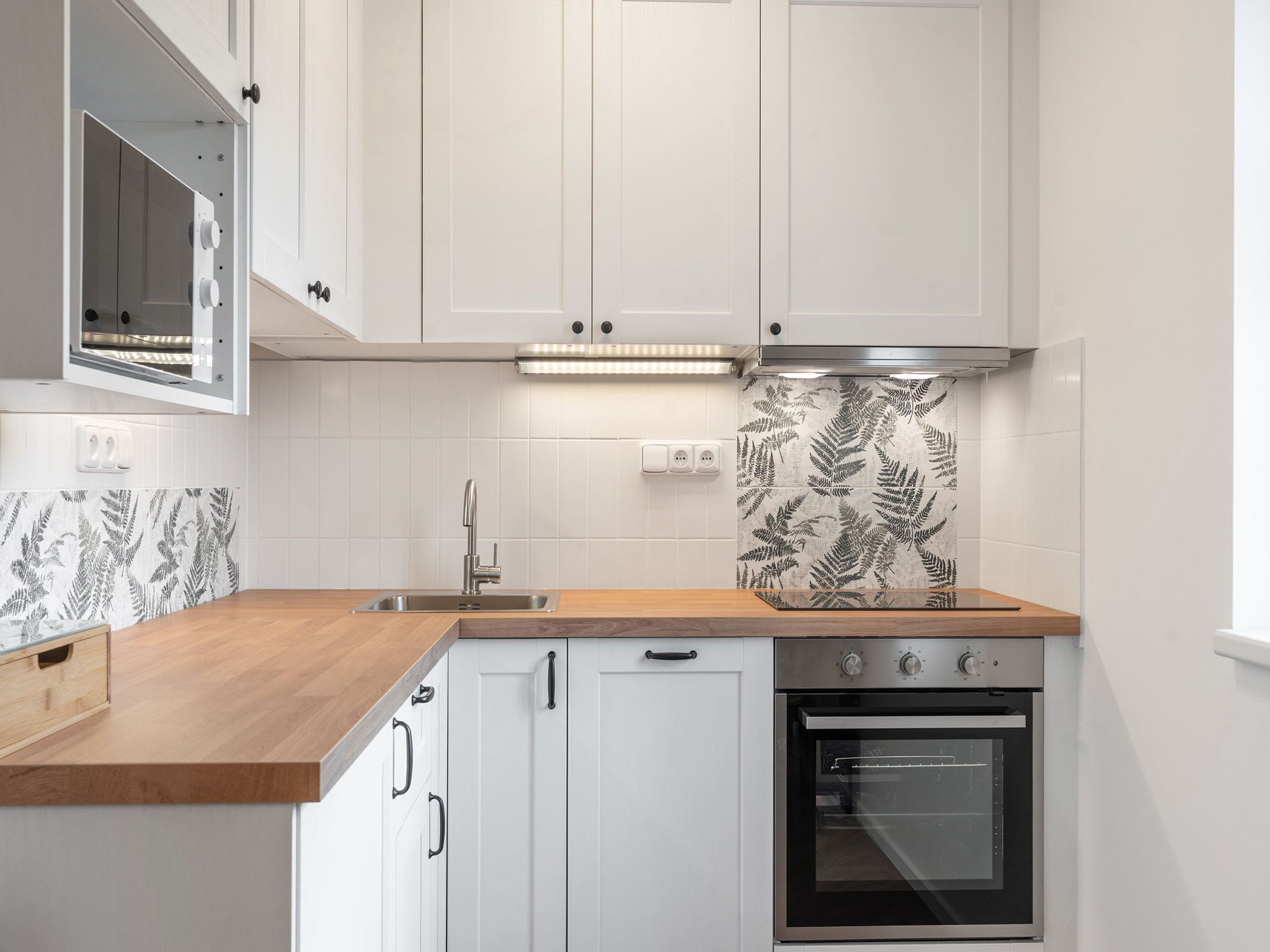 Frigorífico, microondas, horno y lavavajillas