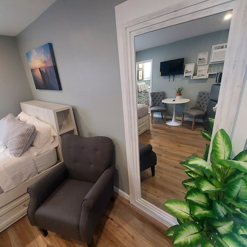 Private room 5 blocks from the beach