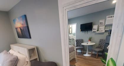 Private room 5 blocks from the beach