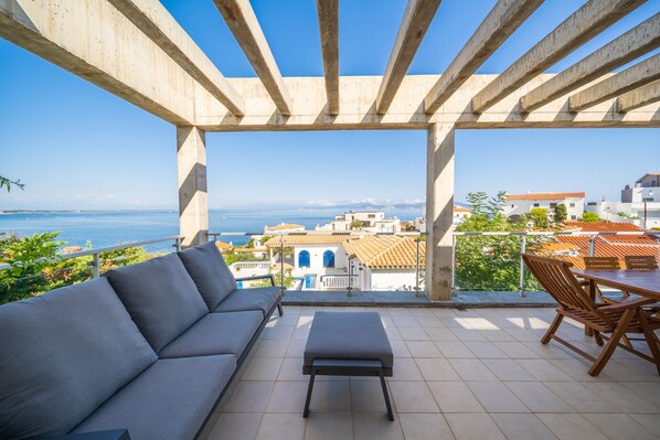 Villa | Outdoor dining - Villa in L'escala Near Illa Mateua Beach (L'Escala)