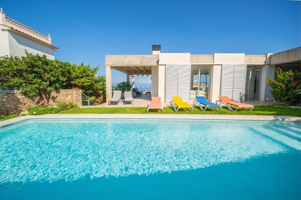Pool - Villa in L'escala Near Illa Mateua Beach (L'Escala)