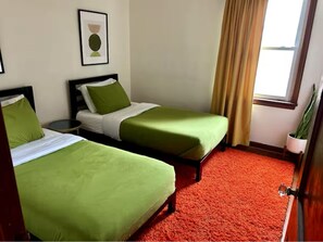 3 habitaciones, tabla de planchar con plancha, wifi y ropa de cama 