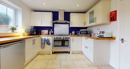 5-Bedroom Home - Sleeps 16 - Ideal for Groups