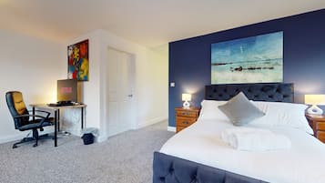 5 bedrooms, iron/ironing board, WiFi, bed sheets