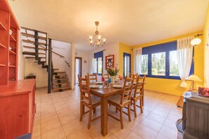Villa | Dining - Villa in L'escala Near Platja de Riells Beach (L'Escala)