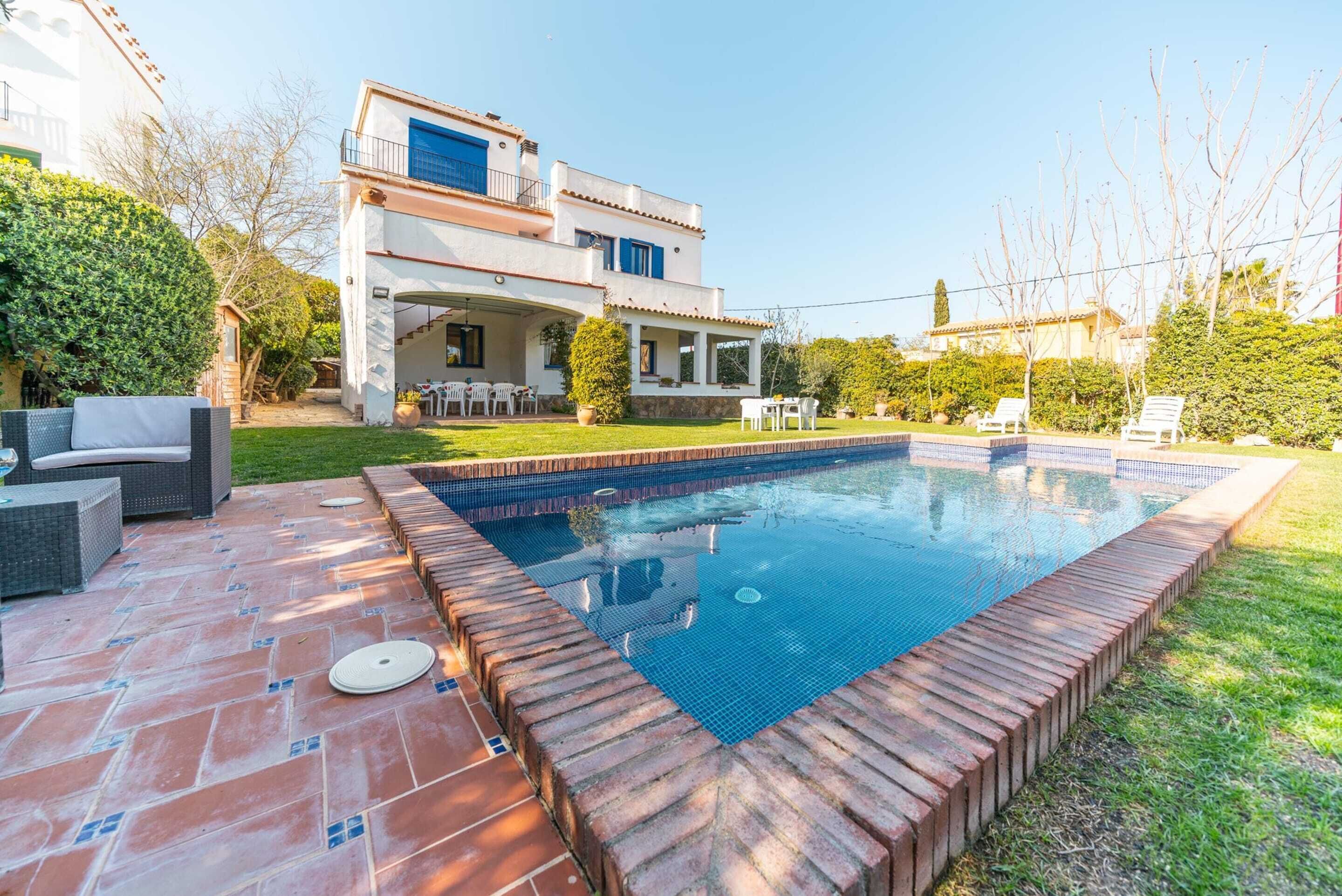 Villa | Piscina | Una piscina cubierta, una piscina al aire libre