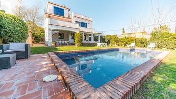 Villa | Piscina | Una piscina cubierta, una piscina al aire libre