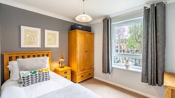 2 bedrooms, iron/ironing board, internet