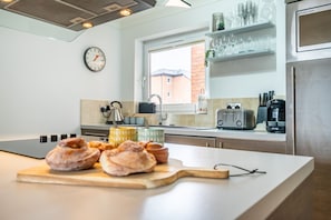 Fridge, microwave, oven, stovetop - Monkgate Cloisters - sleeps 3 guests in 2 bedrooms (York)