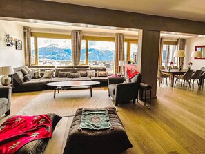 TV, fireplace - Jeanne D'Arc LOFT Montagne by Interhome (Crans-Montana)