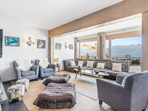 TV, fireplace - Jeanne D'Arc LOFT Montagne by Interhome (Crans-Montana)