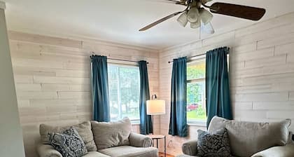 2-bedroom house in Glens Falls 8 Minutes From Lake George