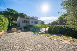 Villa | Garden - Holiday Home in L'escala Near Platja Cala Montgo (L'Escala)
