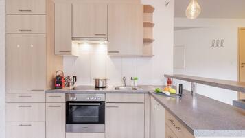 Réfrigérateur, four, lave-vaisselle, cafetiÚre/bouilloire