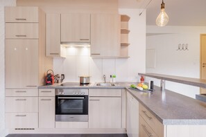 Kjøleskap, ovn, oppvaskmaskin og kaffetrakter/tekoker