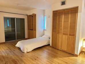 1 habitación, escritorio, tabla de planchar con plancha y wifi gratis 