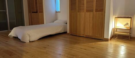 1 quarto, escrivaninha, ferros/tábuas de passar roupa, Wi-Fi de cortesia