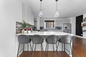 Kylskåp, mikrovågsugn, ugn och spishäll